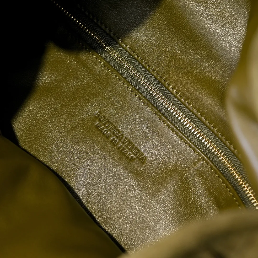 Batch 2160 #Bv Yangjin large size HOP cowhide, the bag body and handles are made of a whole piece of woven leather. The bag body is soft and lazy. Hop symbolizes the praise of innovation and eternal craftsmanship [love]. The pyramid silhouette combines practicality and fashion. Modern and casual, the bag mouth is double-sided closed design, more convenient and safe! Made of soft cowhide and full of texture, this is a must-have for fashionable ladies who like minimalism, comfort and casualness! Model: 3970 Dimensions: 54x24x13